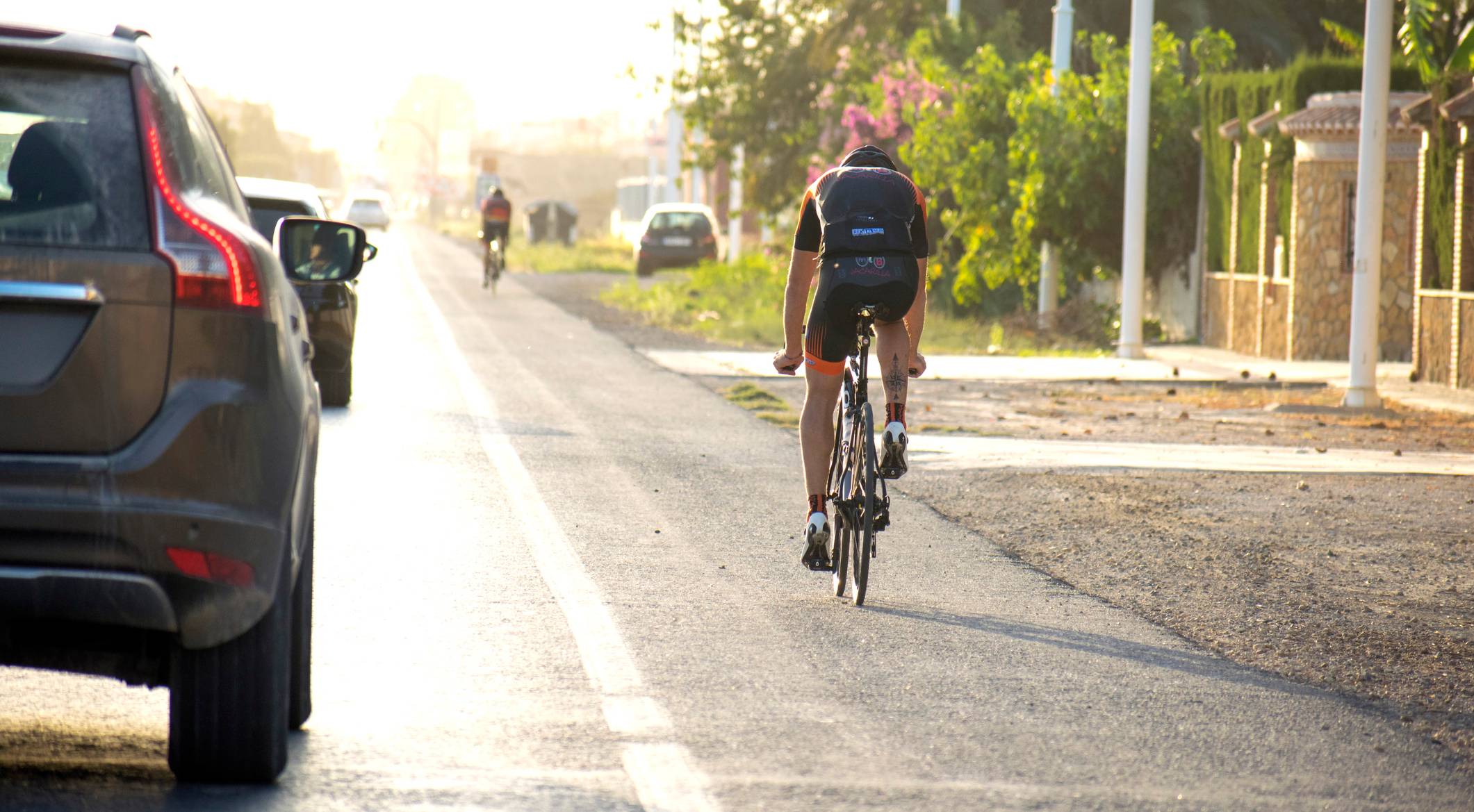 Ciclista circulando por la carretera | Foto: Pexels.com