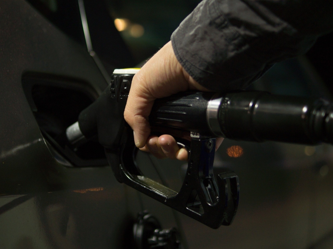 ¿Por qué está cambiando tanto el precio de la gasolina?